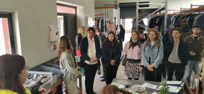 IMG-f03d61f49f377ff9a60db8b59e708b6c-V